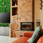 4 Bedroom Awesome In بيت للعطل *