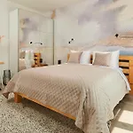 4 Bedroom Awesome In بيت للعطل *