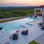 4 Bedroom Awesome In *
