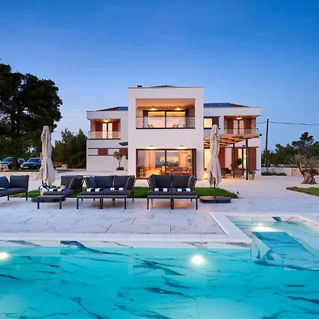 4 Bedroom Awesome In Ferienhaus Dubravice