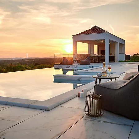 Dom wakacyjny 4 Bedroom Awesome In Dubravice