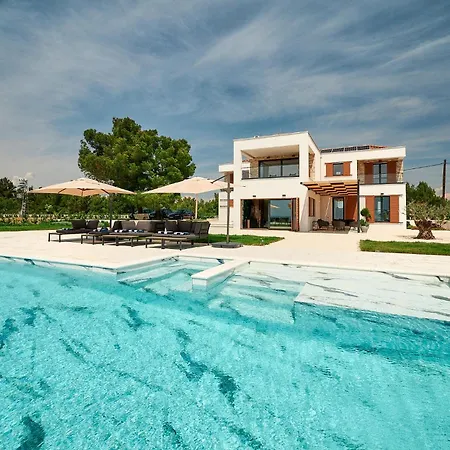 4 Bedroom Awesome In *