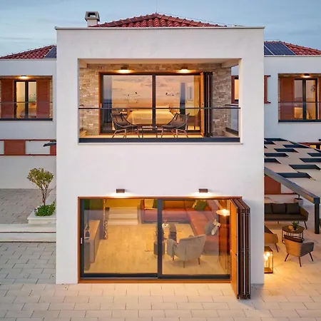 Holiday home 4 Bedroom Awesome In Dubravice