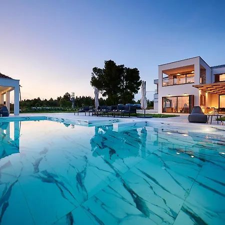 4 Bedroom Awesome In *