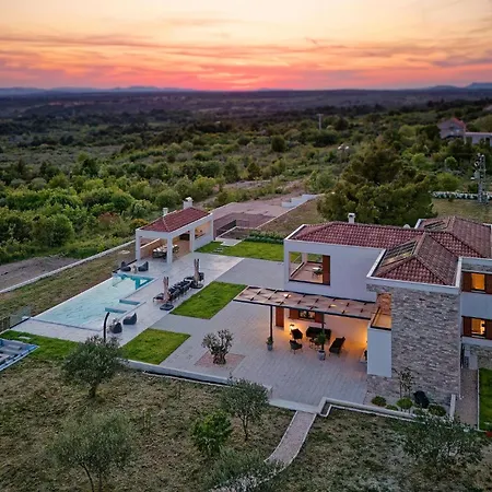 4 Bedroom Awesome In Holiday home *