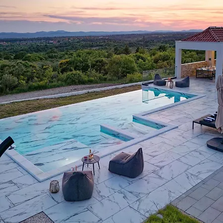 4 Bedroom Awesome In *