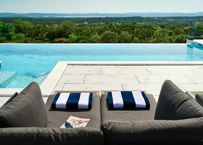 4 Bedroom Awesome In Vikendica