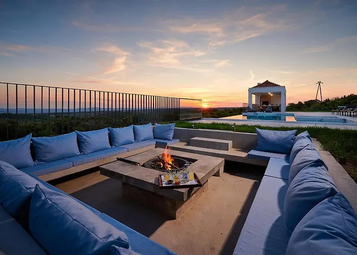 Vikendica 4 Bedroom Awesome In Dubravice