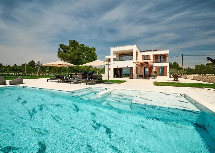 4 Bedroom Awesome In *