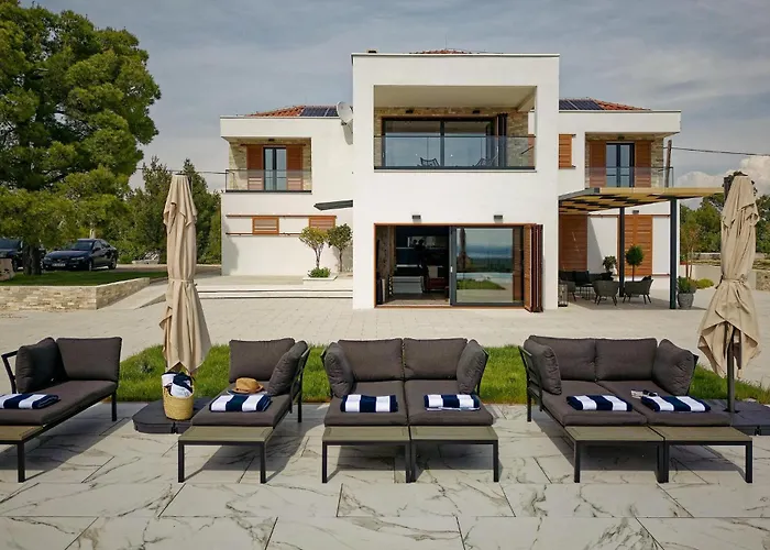 4 Bedroom Awesome In Vikendica