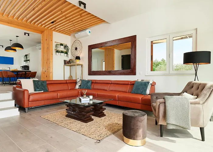 Vikendica 4 Bedroom Awesome In *