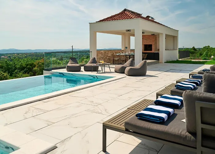 4 Bedroom Awesome In *