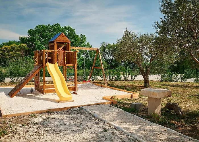 4 Bedroom Awesome In Dubravice